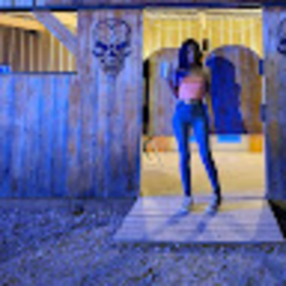 Meet your Posher, Danielle - Picture 1 of 1